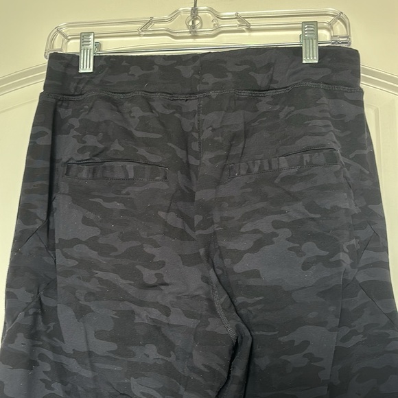 Men’s Alphalete Camo Joggers - Picture 4 of 5